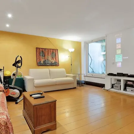 Superb Town House With Private Courtyard - Welkeys Apartament *