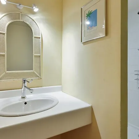 Superb Town House With Private Courtyard - Welkeys Apartament *