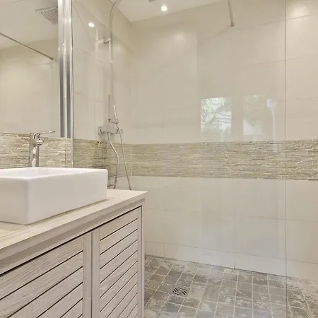 Superb Town House With Private Courtyard - Welkeys Apartament *
